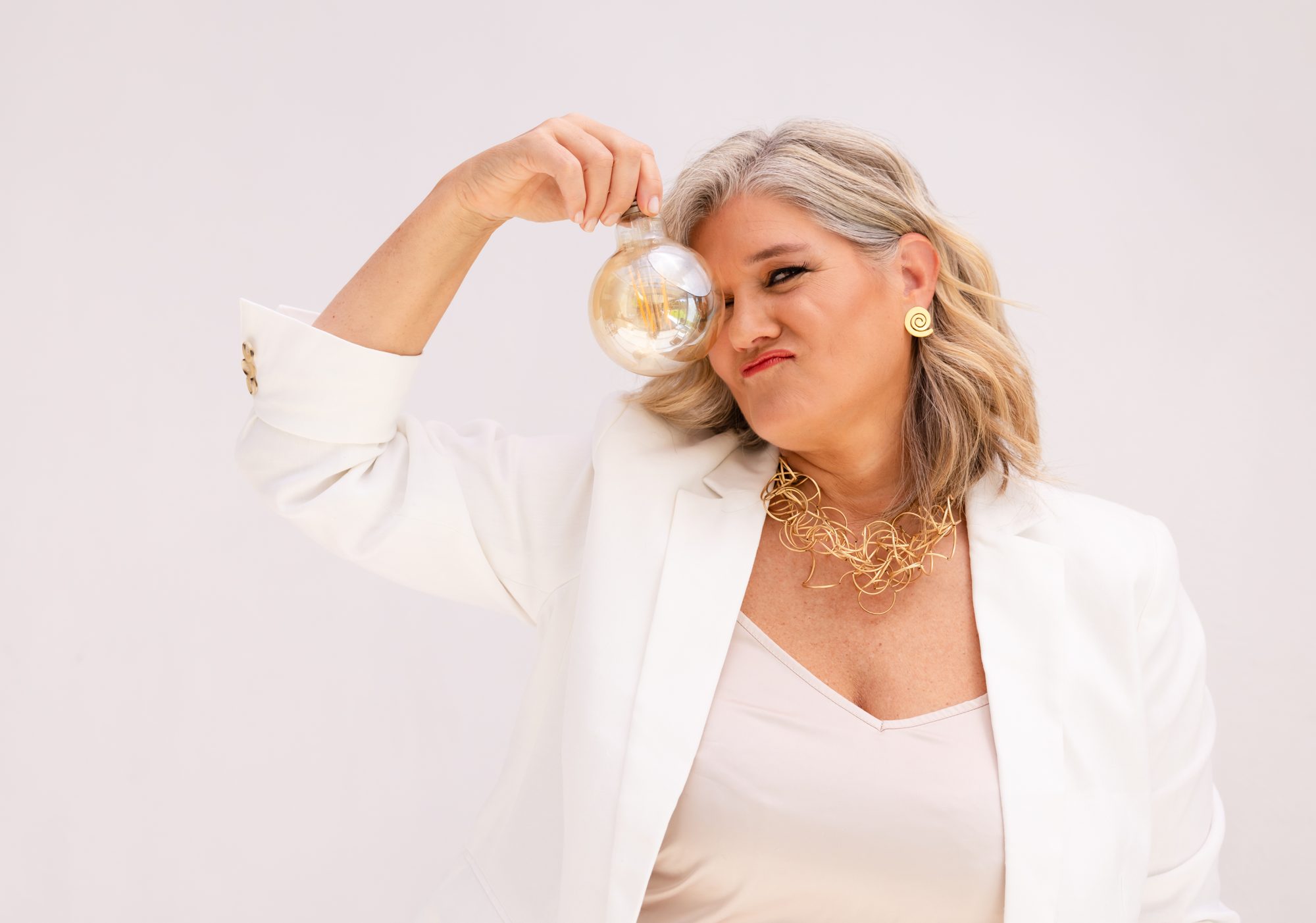 Dolores Hirschmann holding a lightbulb